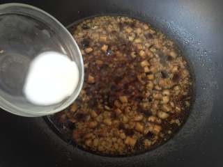 13、温州糯米饭,最后将水淀粉(3g玉米淀粉加适量水调匀)倒入锅中,不停搅拌,再煮制1分钟即可盛出