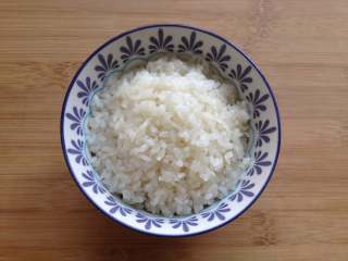 15、温州糯米饭,把糯米饭盛入碗中