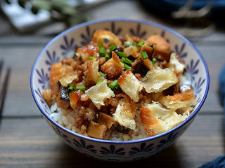 16、温州糯米饭,把香菇肉末汁浇在饭上,放入适量的油条丁,最后撒点葱花点缀即可