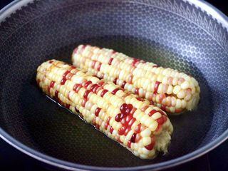 4、风味烤玉米,大火煮沸后，继续煮10分钟即可关火。