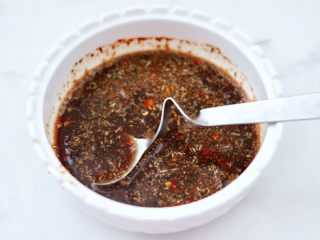 7、风味烤玉米,加入少许清水搅拌均匀，调料汁就做好了。