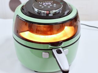 11、风味烤玉米,启动炸锅的一键式操作，200度烤15分钟。