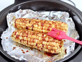 12、风味烤玉米,烤制8分钟的时候，把玉米拿出来再刷一遍调料汁。