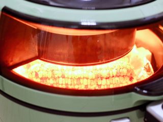 13、风味烤玉米,盖上盖子再烤7分钟就可以了。