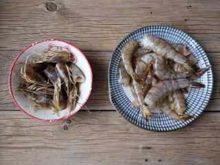 6、冬至美食 金汤鲜虾豆腐,鲜虾洗净，去头留用，去头的时候就能从脖子处揪出虾线，过成比较血腥，自行动手，或者脑补此过程。