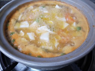 16、冬至美食 金汤鲜虾豆腐,大火煮开，煮10分钟，让豆腐入味。