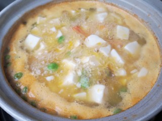 18、冬至美食 金汤鲜虾豆腐,再次大火煮开即可。