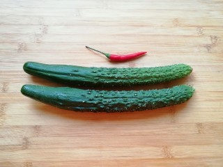 1、拍黄瓜,准备好黄瓜和小米椒。