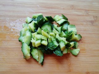 3、拍黄瓜,斜着切成小块。