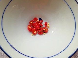 5、拍黄瓜,小米椒洗干净切成椒圈放入小碗里。