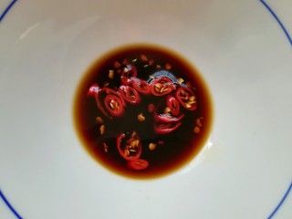 6、拍黄瓜,加入香醋和生抽腌制5-6分钟。