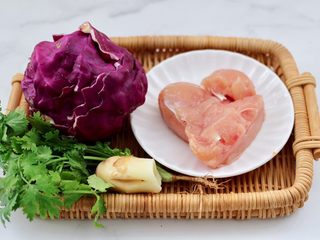 1、紫甘蓝鸡肉馅饼,首先备齐所有的食材。