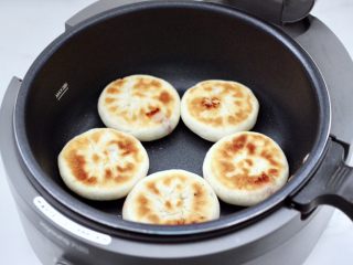 18、紫甘蓝鸡肉馅饼,启动炒菜机的煎制模式10分钟,把馅饼煎至两面金黄色即可。