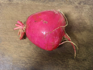 1、红烧萝卜,选一个大萝卜去皮