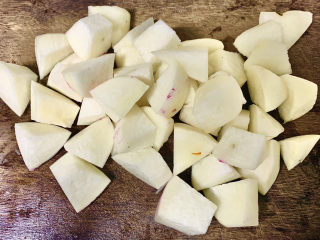 2、红烧萝卜,滚刀切成块状