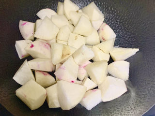 3、红烧萝卜,倒入锅中