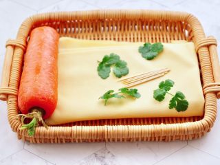 1、凉拌菊花豆皮,首先备齐所有的食材。