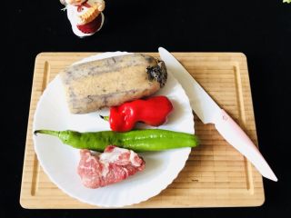 1、辣炒莲藕片,备齐所有食材：莲藕、青椒、红椒和排过酸的五花肉