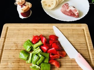 3、辣炒莲藕片,青椒和红椒洗净后用奈瓷刀切成片备用