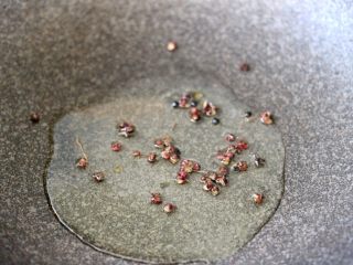 7、辣炒莲藕片,热锅加油烧至六成热时、加入花椒爆出香味后、捞出花椒不用