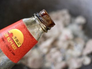 9、辣炒莲藕片,倒入蚝油调味继续翻炒