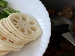 11、辣炒莲藕片,加入切成薄片的藕