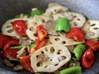 14、辣炒莲藕片,继续大火翻炒均匀即可关火