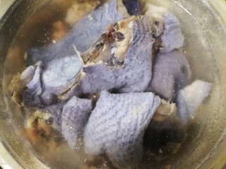 3、虫草花乌鸡汤,清水冲洗两遍。