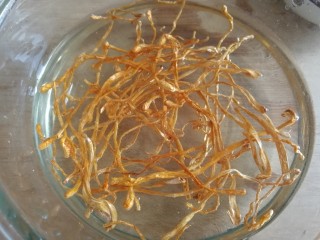 6、虫草花乌鸡汤,干虫草花清水泡发。