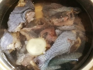 7、虫草花乌鸡汤,乌鸡冷水放入锅里，放一片姜。