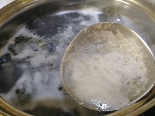 8、虫草花乌鸡汤,大火煮开，撇去浮沫。