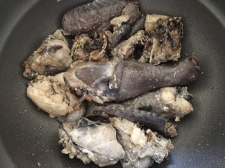 9、虫草花乌鸡汤,捞出乌鸡块儿，温水洗干净。