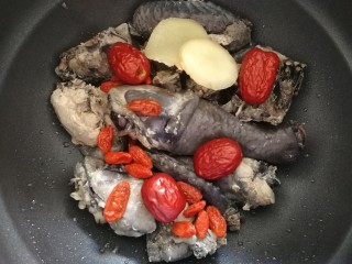 11、虫草花乌鸡汤,放入红枣、枸杞、和姜片。
