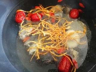 13、虫草花乌鸡汤,加入足量的开水。