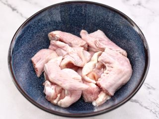 2、杏鲍菇蒸鸡翅,鸡翅洗净后用刀切成段，放入大一点的容器里。