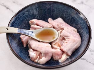 3、杏鲍菇蒸鸡翅,这个时候加入料酒去肉腥。