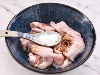 5、杏鲍菇蒸鸡翅,再加入淀粉，这样蒸出来的鸡翅鲜嫩多汁，能锁住水分。