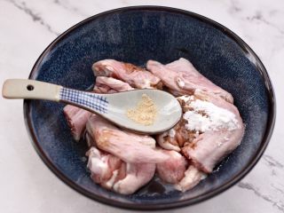 6、杏鲍菇蒸鸡翅,最后加入胡椒粉调味。