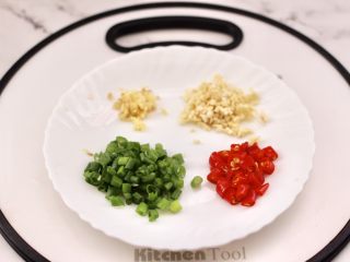 8、杏鲍菇蒸鸡翅,把小葱叶切碎，大蒜和姜切碎，小米辣切圈。