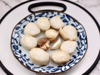 9、杏鲍菇蒸鸡翅,把杏鲍菇洗净后，用刀切成厚片，再改一下花刀后码入盘中。