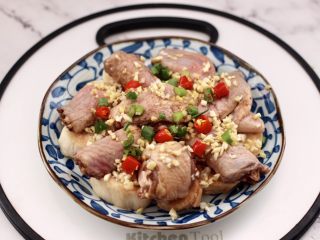 11、杏鲍菇蒸鸡翅,上面撒上少许葱花，大蒜碎和姜碎。