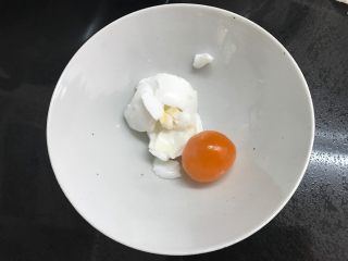 1、蛋黄虾仁豆腐,咸鸭蛋煮熟后把蛋黄和蛋白分开。