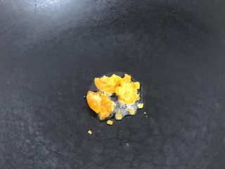 2、蛋黄虾仁豆腐,油锅下咸蛋黄碎炒到出沙。