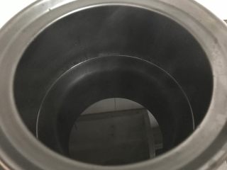 3、蛋黄虾仁豆腐,砂锅加适量清水。