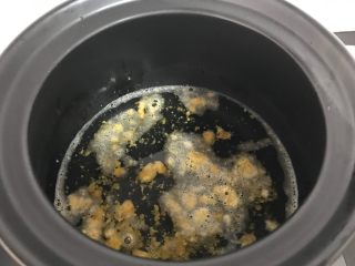 4、蛋黄虾仁豆腐,煮开后把炒好的蛋黄放入。