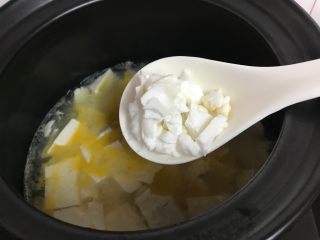 5、蛋黄虾仁豆腐,放入咸蛋白。