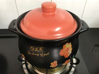 6、蛋黄虾仁豆腐,中小火煮开。