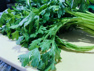 1、茼蒿炒鸡蛋,茼蒿洗净，待用；