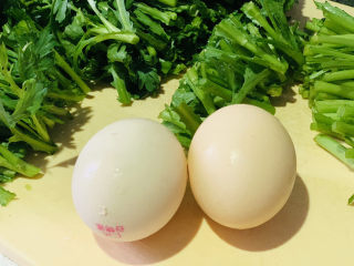 3、茼蒿炒鸡蛋,鸡蛋准备2个；