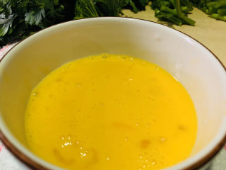 5、茼蒿炒鸡蛋,打散；